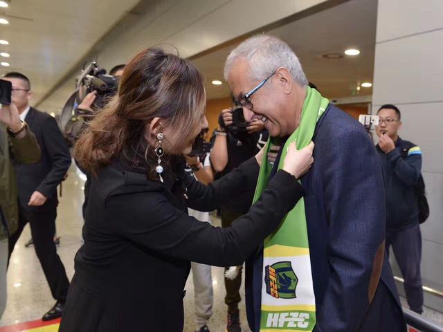 阿华（刘德华 饰）一向想当一位好差人，合法他获得了好机遇正想年夜展拳脚的时辰，他被调至的小组意志十分低沉，完全没有工作的劲头。他们的步队经常遭到另外一队由声张（张耀扬 饰）的超卓人马鄙视。阿华十分不满扬的风格，更在一次步履中与之产生冲突。                                  　　阿华的母亲（林建明 饰）召回了家中，由于阿华的女友阿兰（张曼玉 饰）受父亲（秦沛 饰）所逼要嫁给一个与她完全没有豪情的有钱人，阿